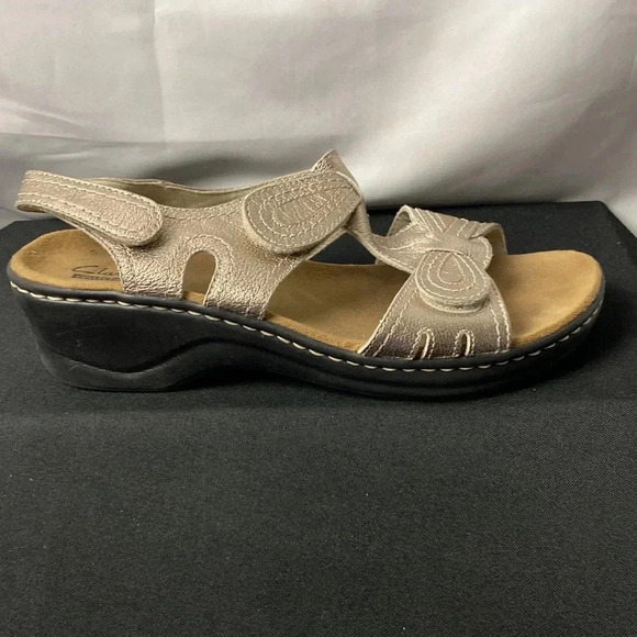 CLARKS COLLECTION WO SIZE 9 COMFORT SANDAL 3 ADJUSTABLE STRAPS SOFTGOLD … - Picture 6 of 13